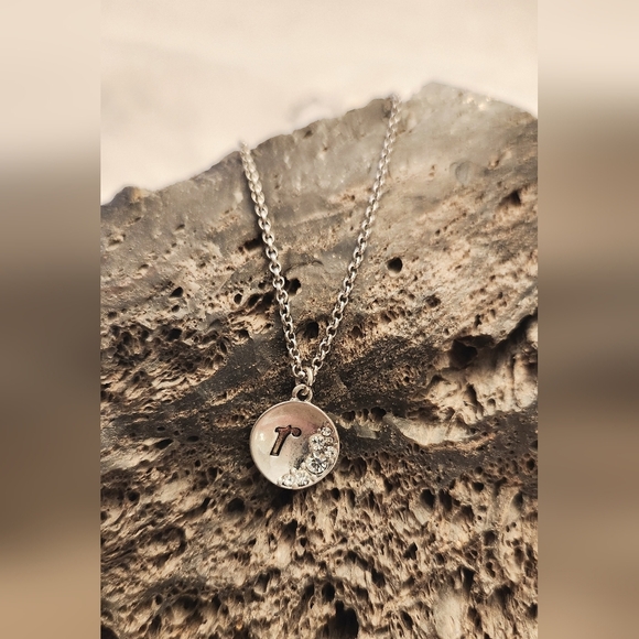 NWOT Lia Sophia "R" initial necklace - Picture 4 of 6